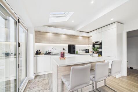 CAM02093G0-PR0051-STILL024