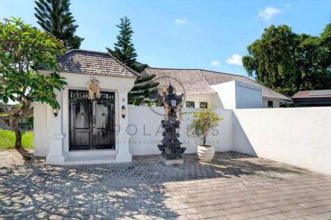 Charming traditional entrance with decorative stat