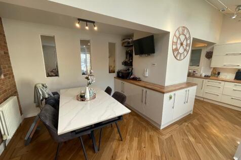 KITCHEN/DINING/FAMILYROOM: 22'8X19'6