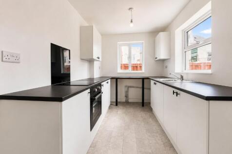 FITTED KITCHEN