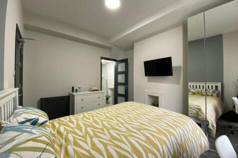 Bright, well-presented double bedroom with a pa...