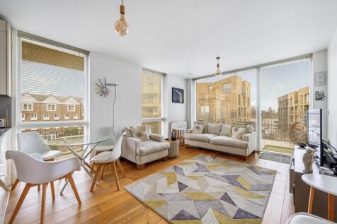 2-bed flat on Halyards Court, Durham Wharf Drive, Brentford Lock West, £2,450/mo
