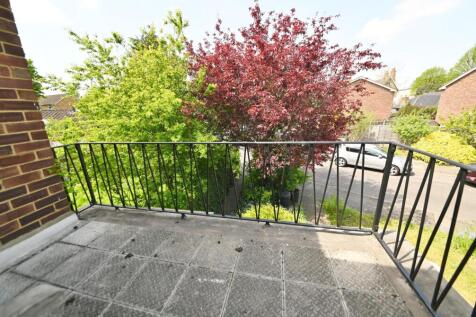 Belvedere Close, Teddington photo 3