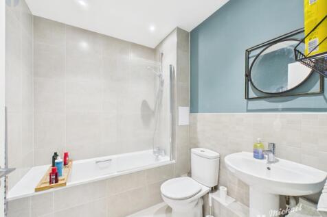 CAM03218G0-PR0568-STILL005