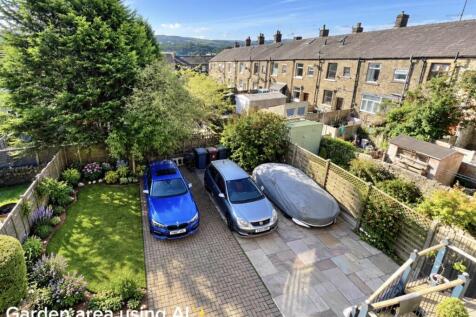 Walled Frontage &amp; Parking