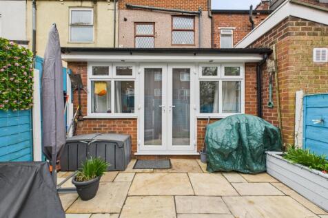 CAM03729G0-PR0019-STILL012