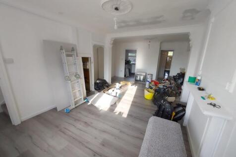 A Newly Refurbished Three Bedroom House EN3 - UND