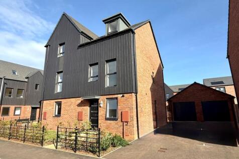 3-bed semi-detached on Hutchinson Road, Yate, Bristol, £1,650/mo