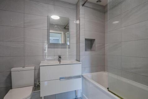 2-bed flat on Commercial Road, Machen, £950/mo