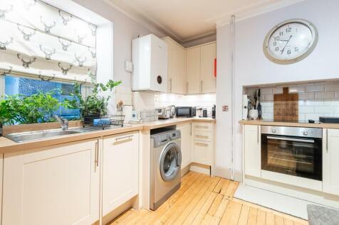 BREAKFASTING KITCHEN