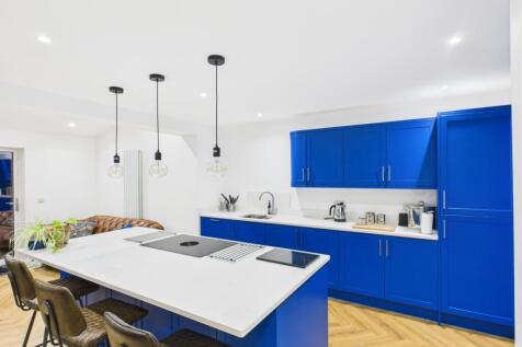 CAM03729G0-PR0201-STILL033