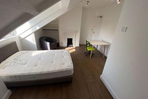 A bright and spacious double bedroom with natur...