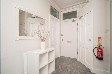 24 1F1 Gardners  Crescent Hallway