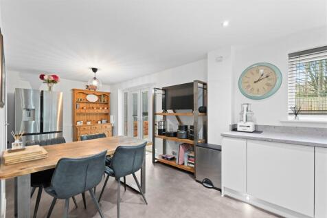 2 Edale Drive-25.jpg