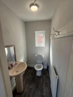 142 upstairs WC.jpg