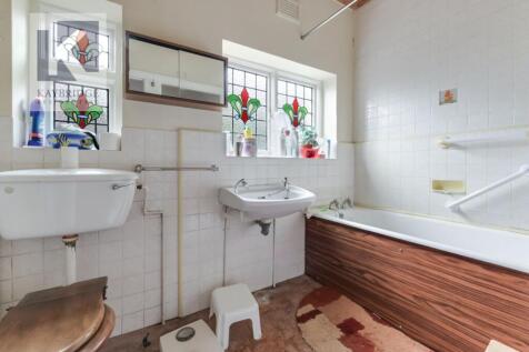 St. Clair Drive, Worcester Park - KT4 8UE