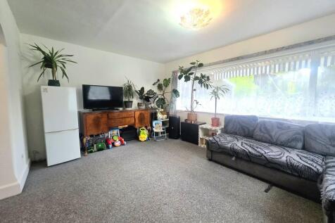 121 Uxbridge Road photo 5