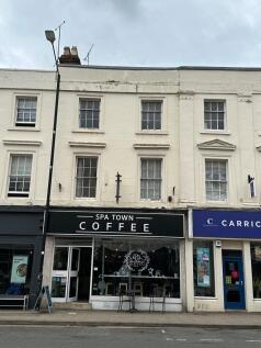 5-bed flat on 94 A Warwick Street, CV32 4QG, £2,700/mo