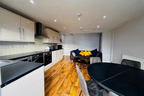5 Bedroom Terraced in NG7 1LB