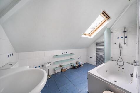 En Suite Bathroom: