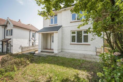 Front Garden &amp; Driveway