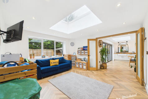 CAM03218G0-PR0606-STILL021