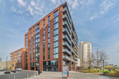 A well presented one bedroom, one-bathroom apartment, offering well-proportioned living space, office area and private balcony. Residents benefit from exclusive access to The Clubhouse, which includes