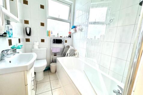 53a Woodgrange Drive bathroom