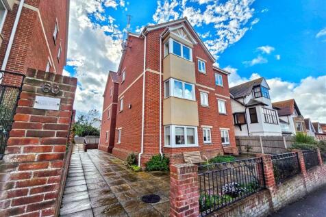 2-bed flat on Cliff Road, Sheringham, £1,100/mo
