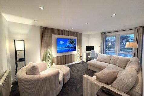 8 Lakeview Court Lounge