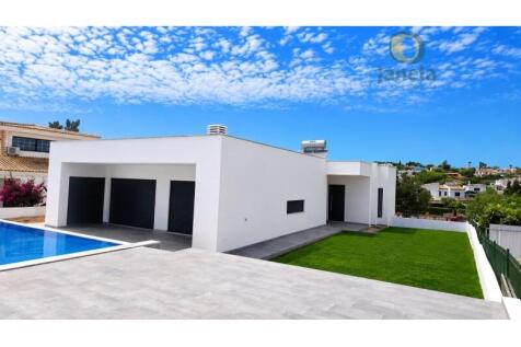 NEW Contemporary villa with overflow pool