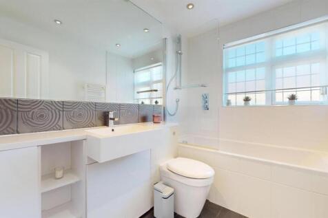 Second bathrom with bath - Spacious house for Sale