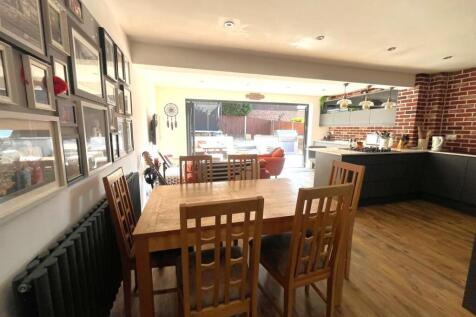 Kitchen diner.jpeg