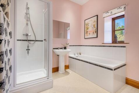 Master bedroom en-suite