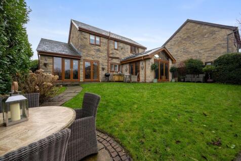 Rear View of Property / Garden 