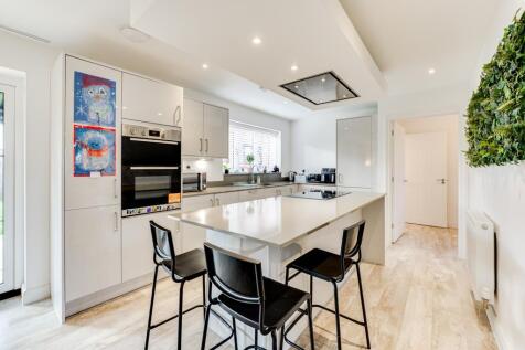 68 London Road, Priors Hall-16.jpg