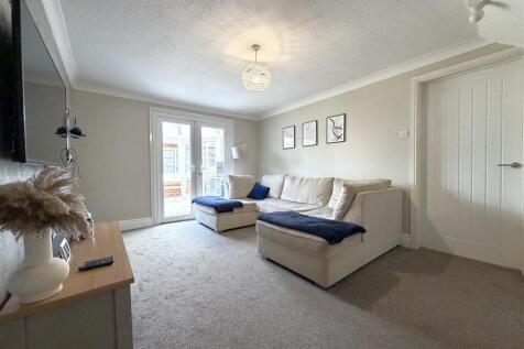Generous Living Room 086