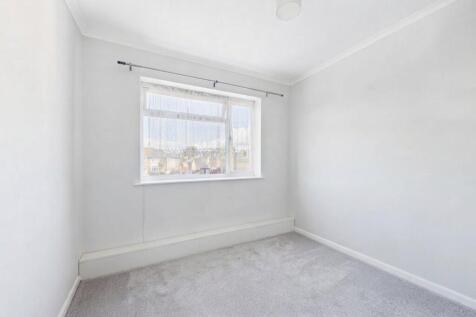 Edgell Road, Staines-upon-Thames, Surrey, TW18 photo 4