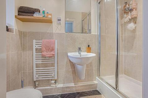 EN-SUITE SHOWER ROOM