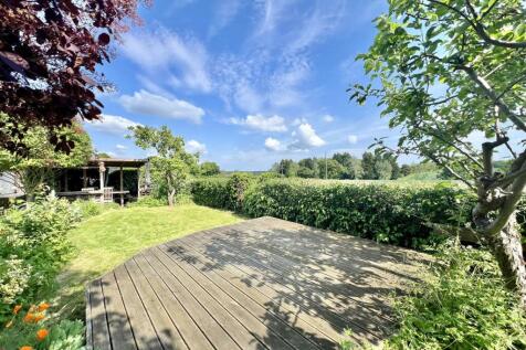 Garden - Rear Deck 1.jpeg