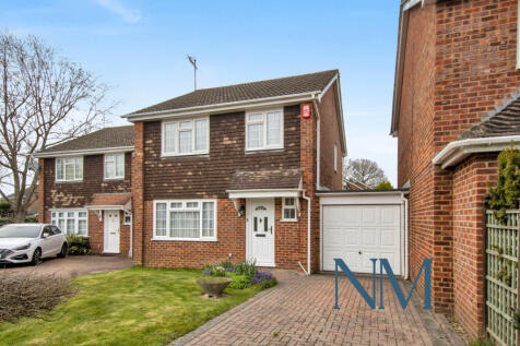 Three bedroom link-detached house to rent