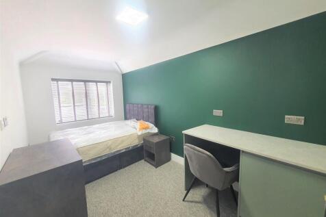 DOUBLE BEDROOM