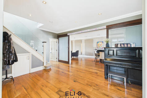 A lovely family home with four double bedrooms, o