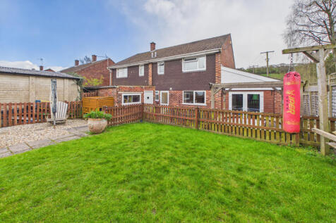 Three Bedroom Semi-Detached Home with Open-Plan L