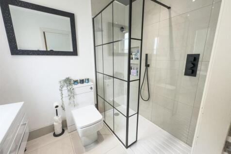 Principal Bedroom En Suite (1).jpg