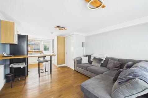 Open plan lounge/dining/kitchen: