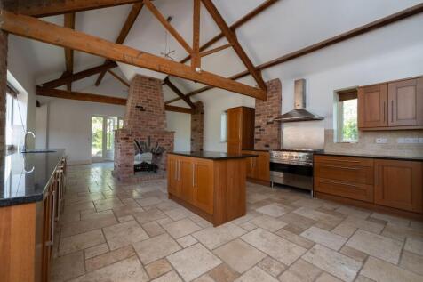 BREAKFAST KITCHEN WITH ISLAND