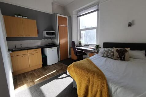 Flat in PL4 8HF