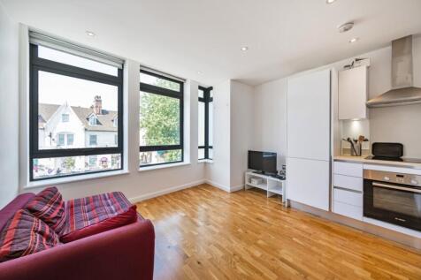 1-bed flat on Streatham High Road, Streatham Hill, SW16, £1,500/mo