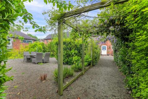 Gravelled Patio A...